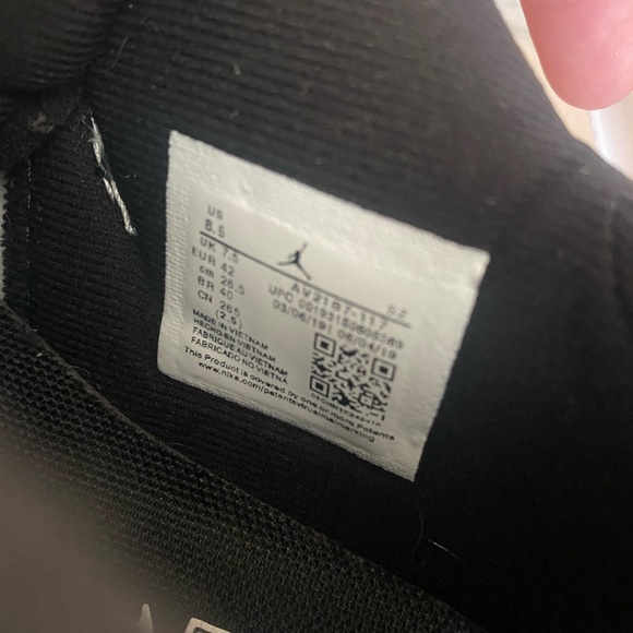 Jordan 11 Retro Low
Legend Blue Size 8.5 Men - Picture 5 of 5